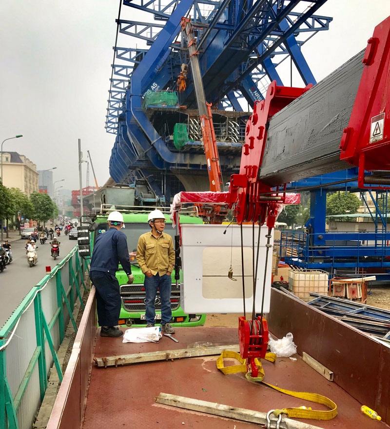 Đội ngũ kỹ thuật công ty An Phú lắp đặt giỏ nâng người gắn cẩu