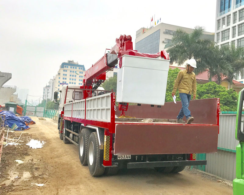 Đội ngũ kỹ thuật công ty An Phú lắp đặt giỏ nâng người gắn cẩu